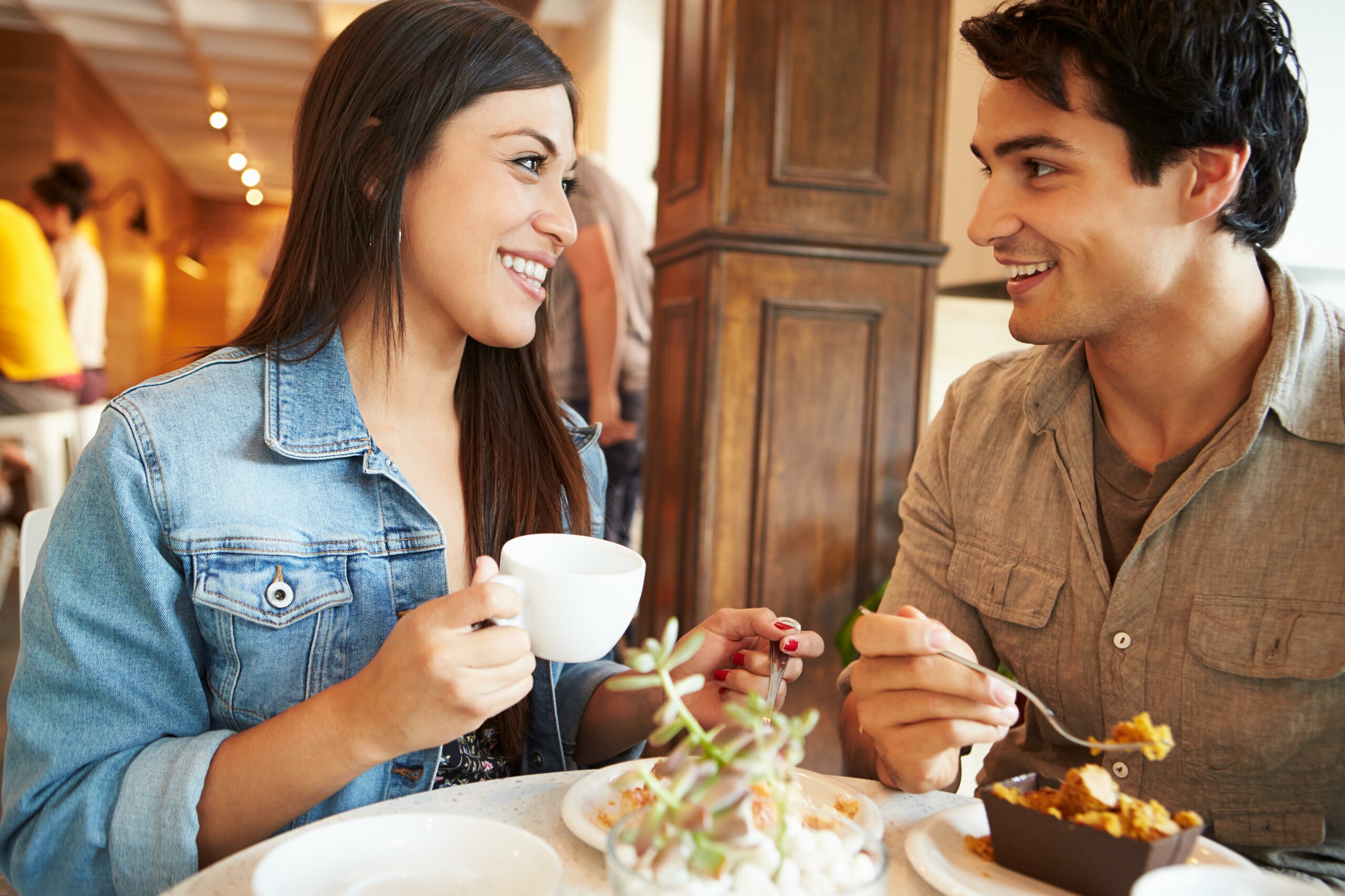 Парень и девушка беседует в кафе. First date : late to date. Люди в кофейне. Dating and meeting. Люди в кафе на улице.